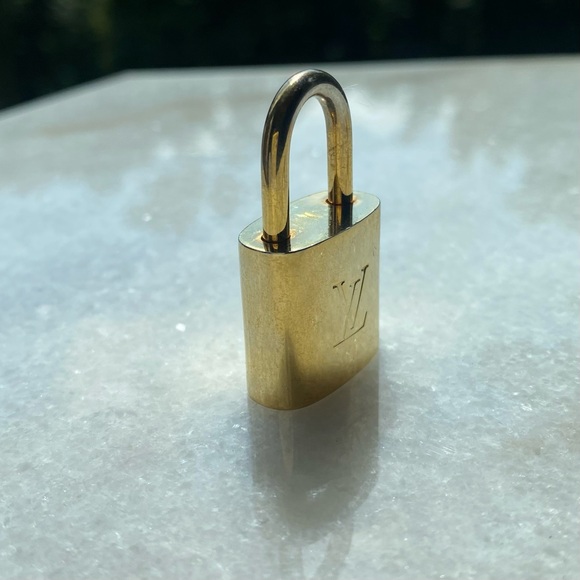 Louis Vuitton Lock & Keys #448 - Picture 8 of 9